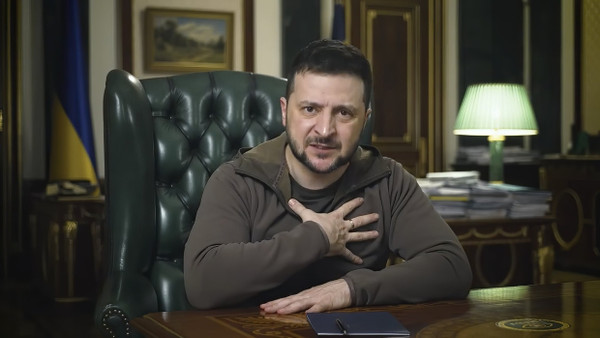 Der ukrainische Präsident Wolodymyr Selenskyj richtet sich fast täglich mit einer Videobotschaft an seine Landsleute, um über die Entwicklungen im Krieg zu berichten.