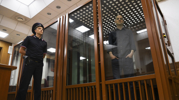 Der Wall Street Journal-Reporter Evan Gershkovich am Mittwoch in einem Glaskäfig in einem Gerichtssaal in Jekaterinburg