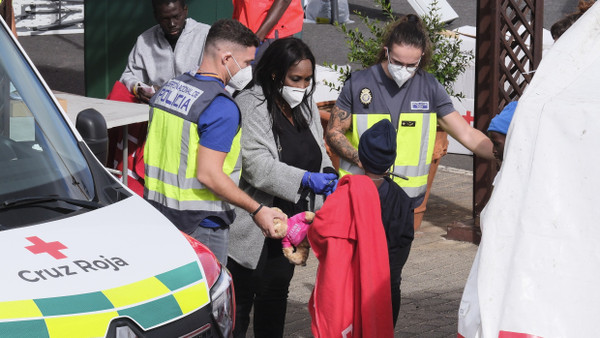 Ein unbegleiteter minderjähriger Flüchtling am Hafen von Santa Cruz auf Teneriffa