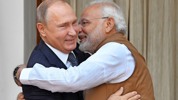 Beziehung aus Tradition: Modi umarmte Putin schon 2018.