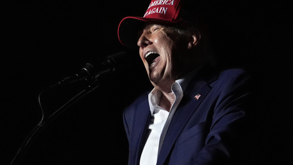 Donald Trump spricht bei einer Wahlkampfveranstaltung in Doral, Florida.