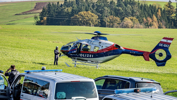 Großeinsatz in Oberösterreich: Ein Mann soll zwei Menschen erschossen haben und auf der Flucht sein.