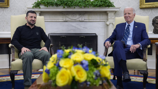 US-Präsident Joe Biden (r) trifft sich mit dem ukrainischen Präsidenten Wolodymyr Selenskyj im Oval Office des Weißen Hauses.