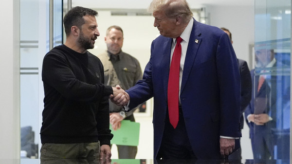 Donald Trump gibt Wolodymyr Selenskyj im Trump Tower bei einem Treffen die Hand.