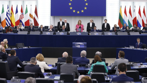 Die Präsidentin des Europäischen Parlaments, Roberta Metsola, spricht im April während der Feierlichkeiten zum 20. Jahrestag der EU-Erweiterung 2004 im Europäischen Parlament in Straßburg.