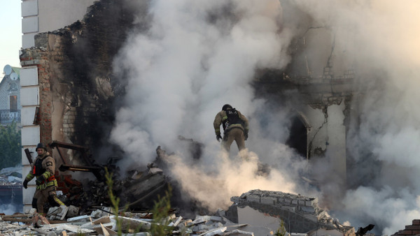 Ein Feuerwehrmann geht vergangene Woche in Charkiw durch den Qualm eines brennenden Hauses, nach russischen Beschuss.