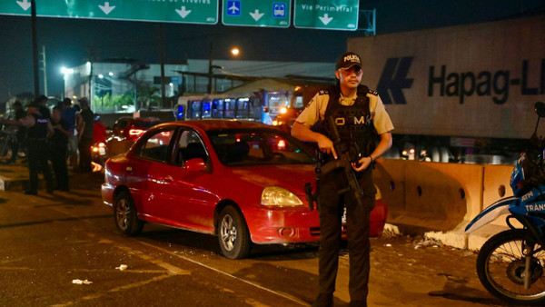 Ein Polizist sichert den Tatort in Guayaquil, wo Gefängnisleiterin María Daniela Icaza ermordet wurde.