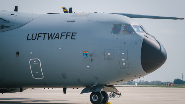 Ein militärisches Lufttransportflugzeug des Typs A400M steht auf dem Rollfeld des Lufttransportgeschwader 62 im niedersächsischen Wunstorf.