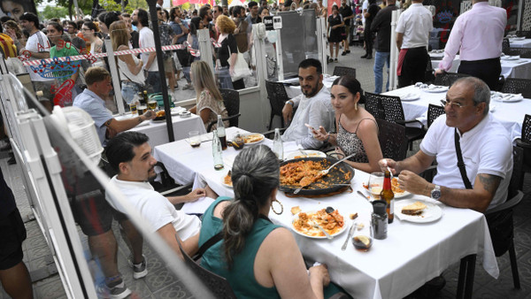 Gäste in einem Restaurant während der Proteste auf der Las Ramblas am Samstag in Barcelona