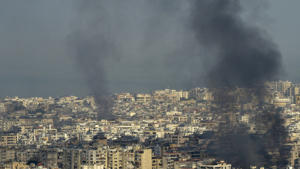 Rauch steigt nach einem israelischen Luftangriff am Samstagmorgen über Beirut auf