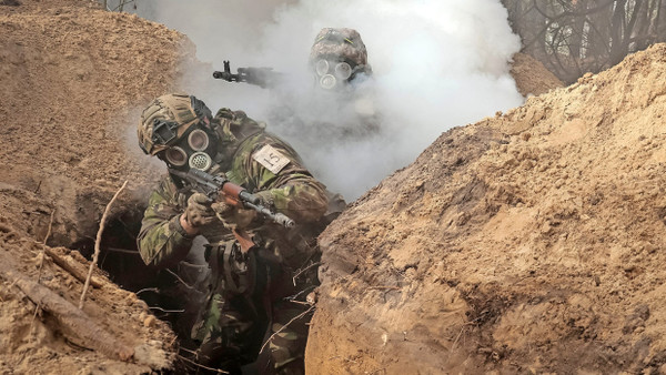 Üben für den Ernstfall: Ukrainische Soldaten werden im Februar für den Einsatz mit Gasmasken ausgebildet