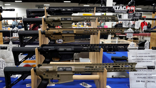 AR-15-Gewehre im Oktober 2017 bei einer Waffenmesse in Pennsylvania