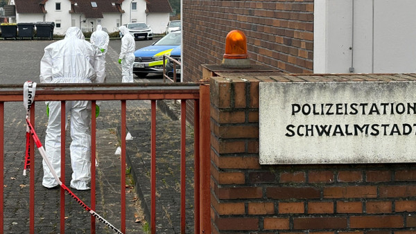 Mitarbeiter der Spurensicherung arbeiten vor der Polizeiwache in Schwalmstadt. Bei einem Polizeieinsatz war hier eine Frau erschossen worden.