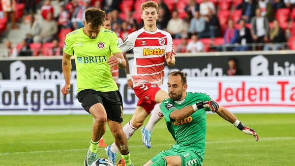 Das Hinspiel zwischen Wiesbaden und Regensburg endet 2:2.