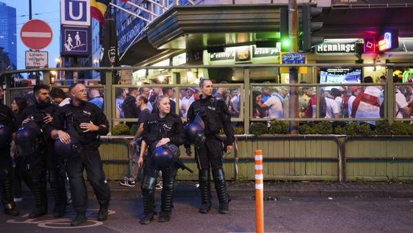 Einsatzkräfte der Polizei stehen am Donnerstag vor einem Pub im Bahnhofsviertel, in dem viele England-Fans die Partie gegen Dänemark schauen.
