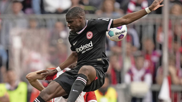 Manchmal obenauf, aber nicht immer: Niels Nkounkou im Zweikampf mit dem Bayern-Spieler Thomas Müller