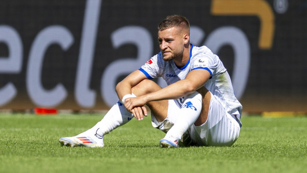 Bedröppelter Blick: Fabian Nürnberger sitzt konsterniert auf dem Rasen in Paderborn.