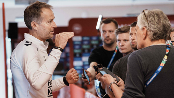 Dänemarks Nationaltrainer Kasper Hjulmand spricht mit Journalisten in der Mixed Zone: Einblicke, die nicht jeder bekommt.