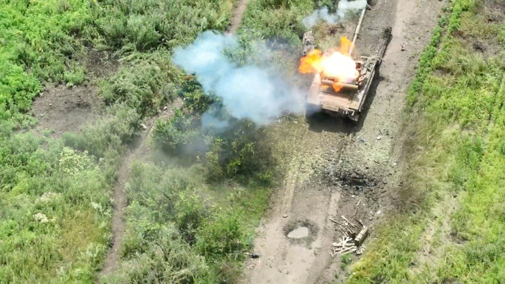 Eine ukrainische Drohne filmt einen russischen Panzer, nachdem sie ihn in Brand geschossen hat.