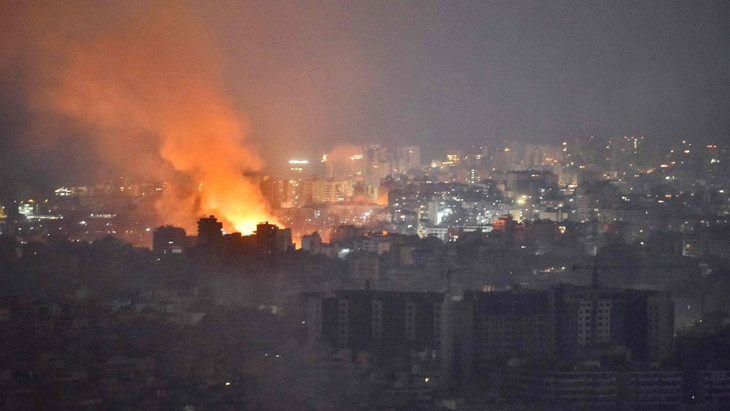 Rauch und Flammen stehen in der Nacht zum Sonntag über Beiruts südlichen Stadtvierteln.