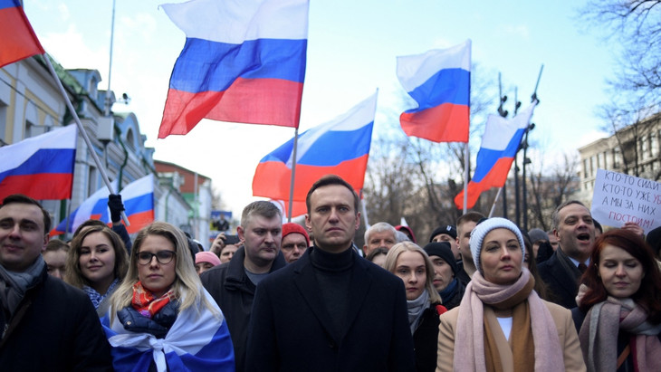 Nawalnyj und seine Frau Julija (rechts) im Februar 2020 mit Mistreitern in Moskau