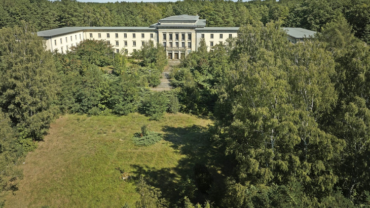 Blick auf das 1951 errichtete Lektionsgebäude der ehemaligen FDJ-Hochschule am Bogensee. Seit mehr als 20 Jahren stehen die Häuser leer.