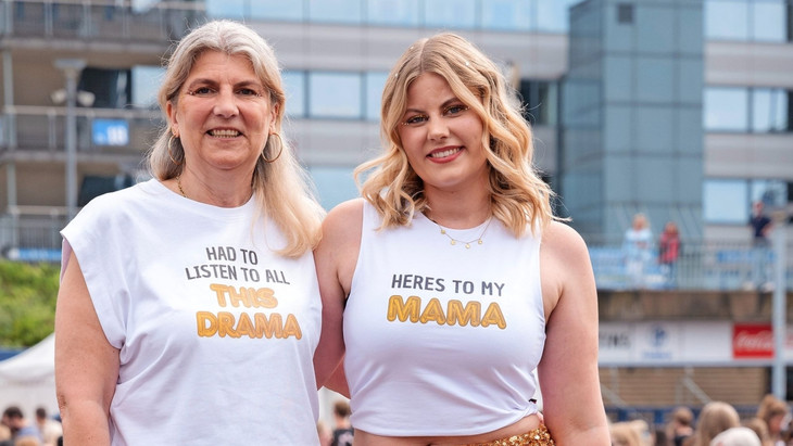 Bei Tessa Sörgel, 19, und ihrer Mutter Monika, 56, ist heute Gold und Glitzer an­gesagt. Das Duo ist für das Konzert eigens aus Nürnberg angereist. ­Inspiration für ihre Outfits war „Fearless“, das zweite Studioalbum von Taylor Swift. „Furchtlos – das ist heute auch unser Motto“, sagt Tessa Sörgel. Die T-Shirts haben sie extra für den Abend selbst bedruckt. Swiftie ist Tessa Sörgel ebenfalls schon lange, mit ihrer Begeisterung hat sie ihre Mutter irgendwann angesteckt. Beim Konzert in Gelsen­kirchen sehen sie Taylor Swift nun endlich das erste Mal live auf der Bühne.