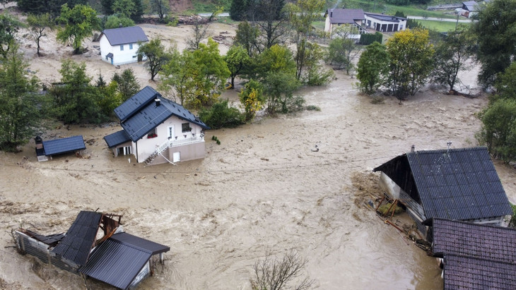 Luftaufnahmen vom bosnischen Dorf Luke am Freitag