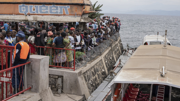 Wütende Menschen versammeln sich am Donnerstag im Hafen von Goma, nachdem eine Fähre mit hunderten Passagieren gekentert ist.