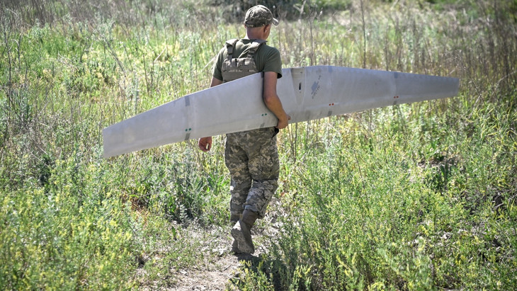 Ein Luftaufklärer der 148. separaten Artilleriebrigade der ukrainischen Luftangriffstruppen trägt eine zerlegte Drohne zum Startplatz in der Region Donezk in der Ostukraine.