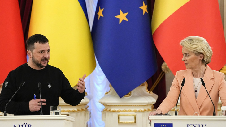 Wolodymyr Selenskyj (l), Präsident der Ukraine, spricht neben Ursula von der Leyen, Präsidentin der Europäischen Kommission, während einer Pressekonferenz im Mariinski-Palast am zweiten Jahrestag der russischen Invasion.