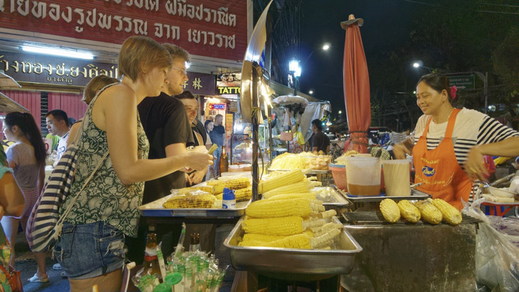 Sprachen lernen mittels KI könnte die Bestellung auf dem Markt im Ausland wie hier in Bangkok ohne Spickzettel ermöglichen.