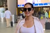 Sunny Leone gets clicked by paps at the airport