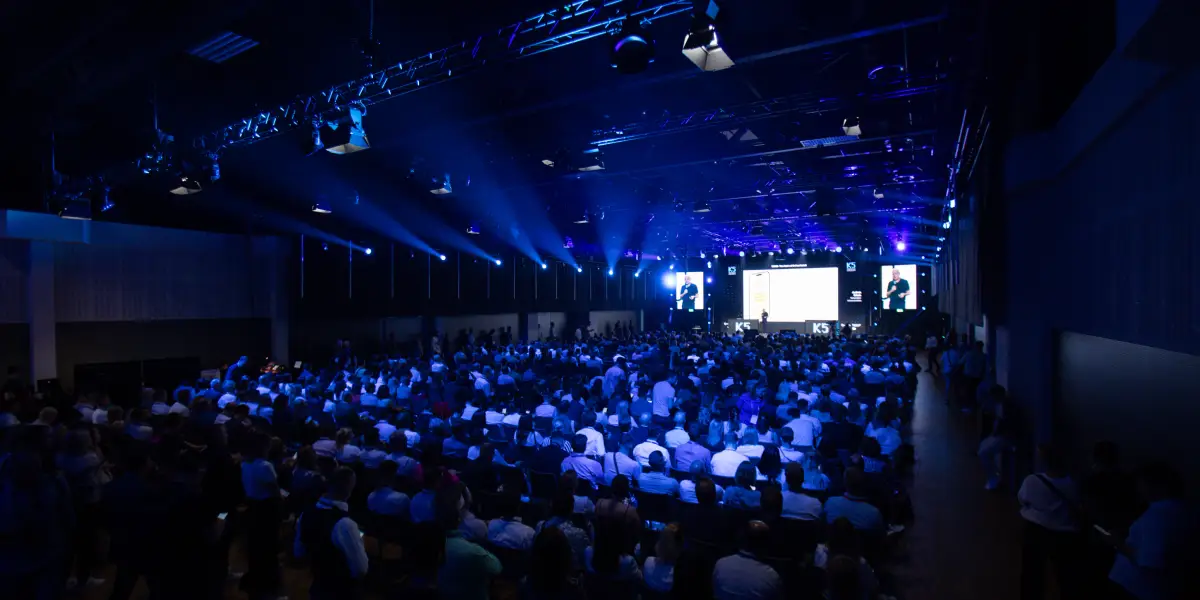 Main-Stage-k5-konferenz-mit publikum-im-saal