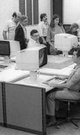 Em foto de 26 de julho de 1985, uma ilha de PCs na redação: o jornal modernizava os equipamentos de produção de textos, primeiro passo para entrar na era da comunicação digital