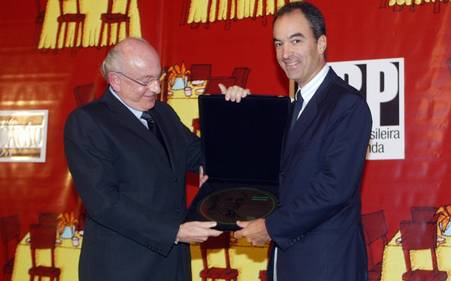 O presidente da ABP, Armando Sotrozemberg, entrega placa ao vice-presidente do Grupo Globo João Roberto Marinho alusiva à homenagem a Roberto Marinho