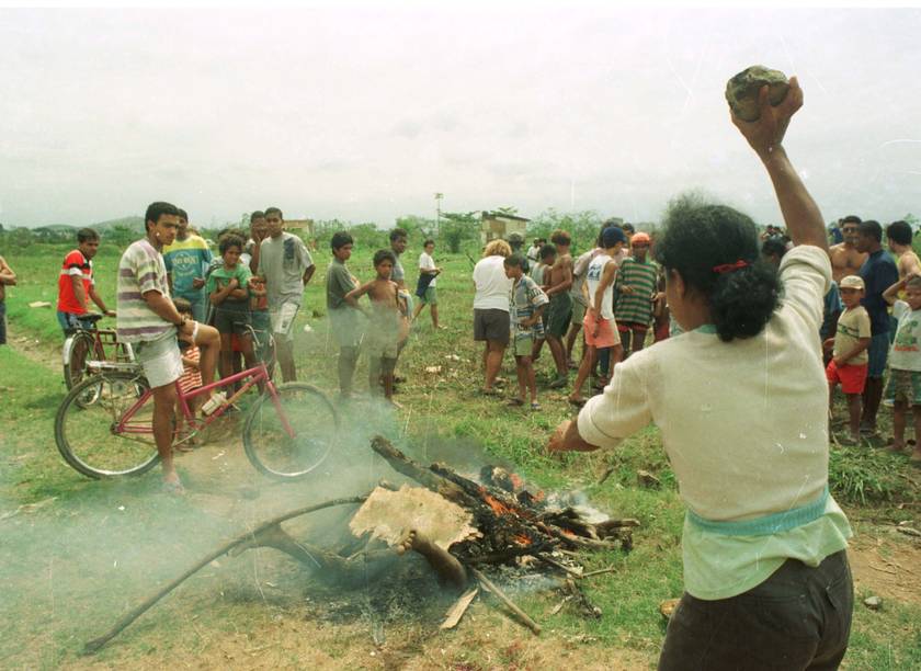 
Adilson Oliveira Barroso é linchado e queimado em Vigário Geral, acusado de provocar a morte de um bebê. Menção Honrosa do Prêmio Wladimir Herzog, em 1994
