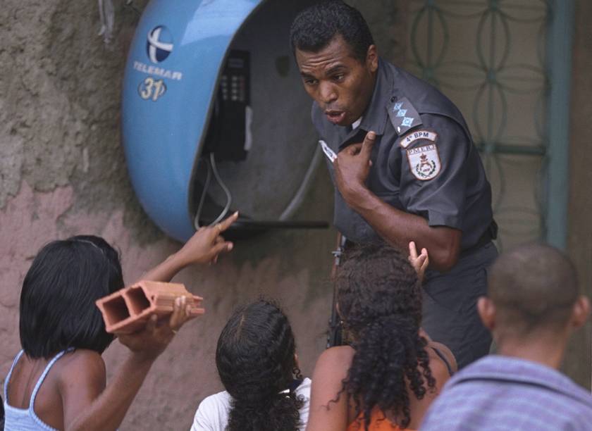 
Tumulto no morro da Providência: Confronto entre moradores e policiais na rua Barão da Gamboa. Prêmio internacional de jornalismo Rey de España
