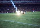 
Durante jogo das Eliminatórias para a Copa de 90, a seleção chilena abandonou a partida no Maracanã depois que o goleiro Roberto Rojas simulou ter sido atingido por um morteiro
