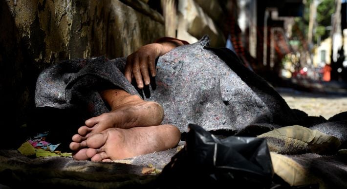 Projeto de lei em tramitação na Câmara quer proibir pessoas em situação de rua de dormirem em calçadas, parques e praças da Capital