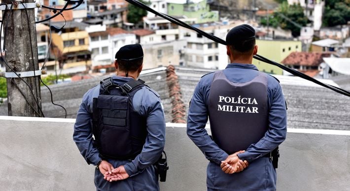 A  comunidade é um verdadeiro tesouro de entendimento sobre as questões que afligem o local. Ao invés do medo e intimidação, a polícia deveria se aproximar das pessoas, erguendo uma ponte de confiança e colaboração