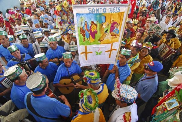 Data: 06/01/2019 - ES - Vitória - Folia de Reis marca Procissão e primeira Missa do Arcebispo de Vitória, Dom Dario, no bairro São Benedito - Editoria: Cidades - Foto: Fernando Madeira - GZ