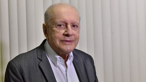 O político, que administrou o Estado entre 1987 e 1991, estava internado desde 16 de setembro para tratar uma pneumonia. A morte foi informada pelo filho dele, o ex-prefeito Max Mauro Filho