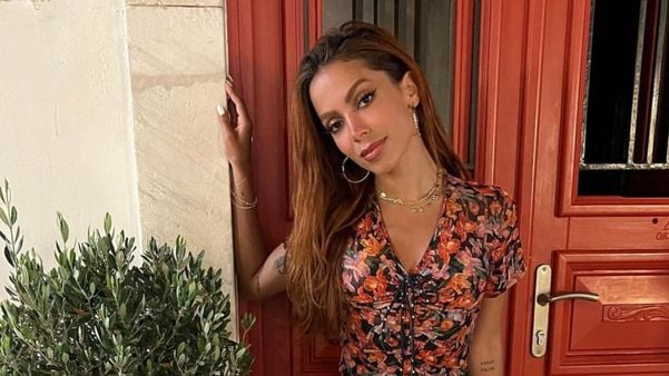 Anitta compartilha férias na Grécia