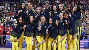 Após vencer a Turquia no sábado (10), a seleçao feminina de vôlei recebeu a medalha de bronze neste domingo (11)