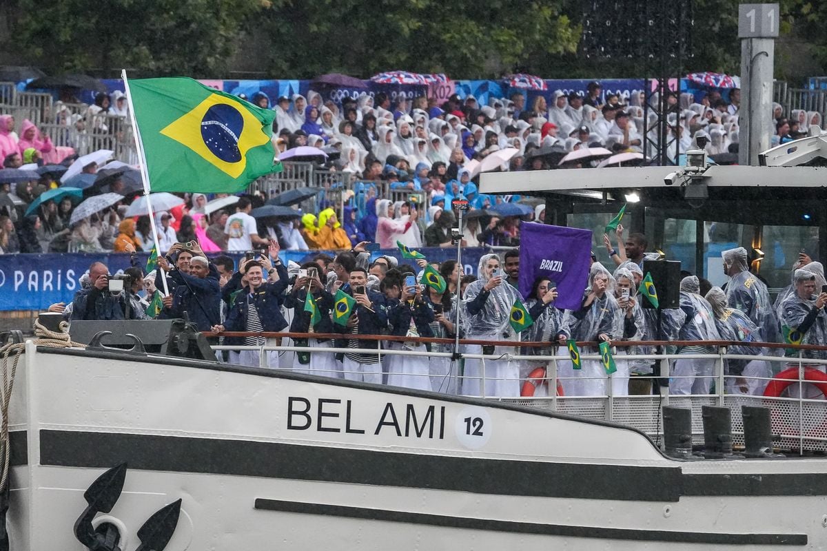 Embarcação com a delegação brasileira durante Cerimônia de Abertura das olimpíadas de Paris