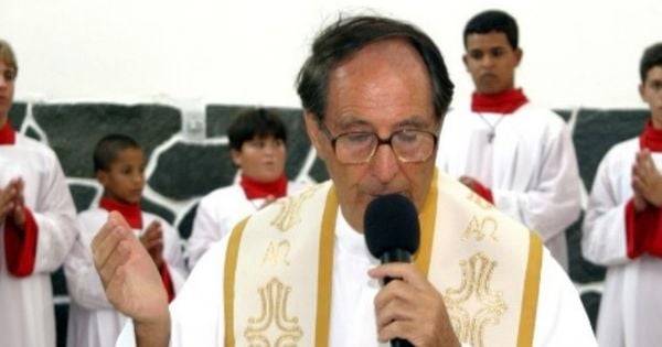 Pároco José Mendes Lucas, conhecido como Padre Lucas, foi ordenado na Espanha, e depois serviu em missão na Angola antes de vir para o Brasil, em 1970; no Espírito Santo, teve atuação em Linhares e Aracruz