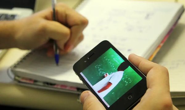 Pelo projeto de lei, haverá exceções para o uso do celular nas escolas