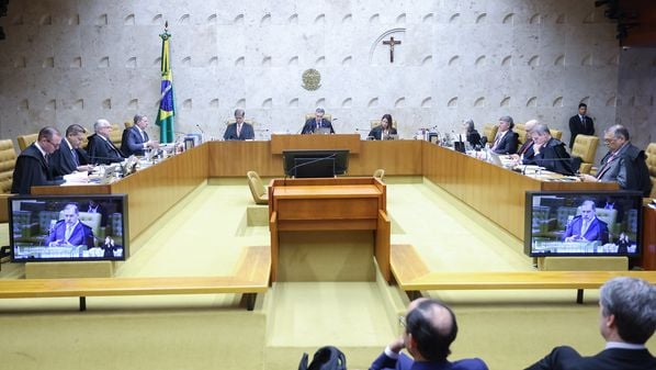 Contrato intermitente não é um contrato de emprego, mas um contrato especial de trabalho, ainda que previsto na CLT. Não é contrato de emprego porque, ao contrário deste, não é habitual, é intermitente