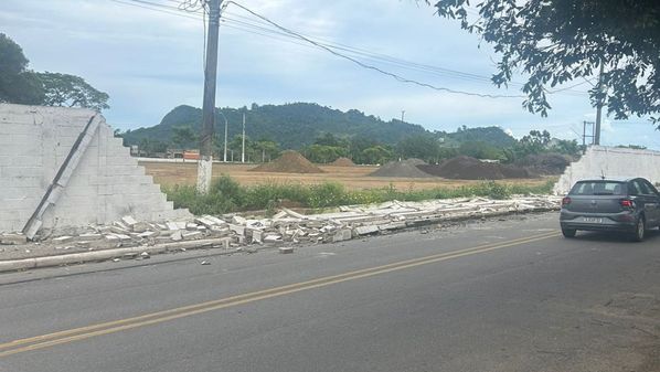 Casos foram registrados durante a madrugada desta terça-feira (17); uma residência em Aracruz ficou destelhada e o muro do Parque de Exposições caiu